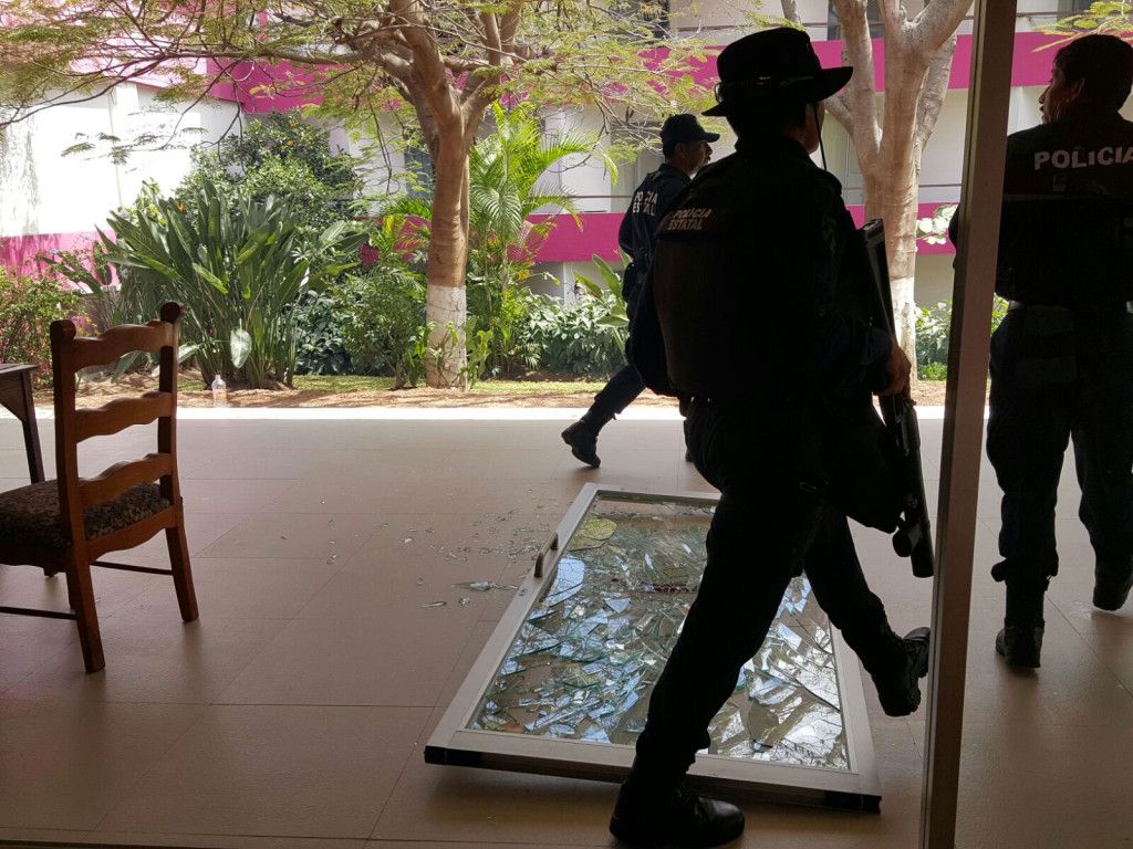 Detonan petardos en asamblea electiva del PRD en Oaxaca - ex5-1024x768