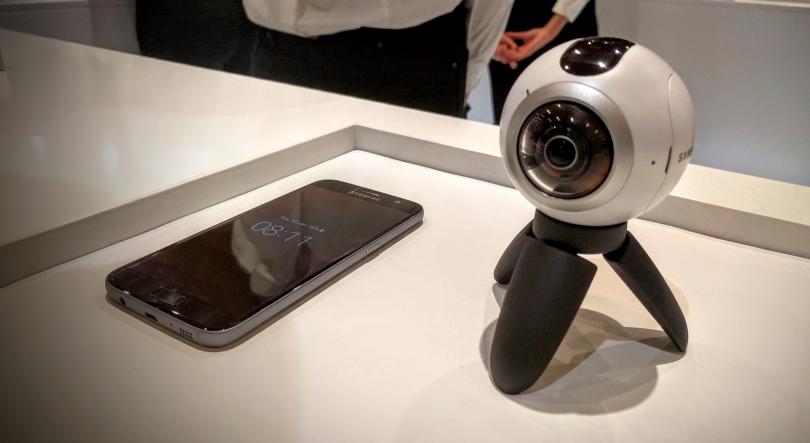 Mark Zuckerberg sorprende y presenta el Samsung Galaxy S7 - gear-360