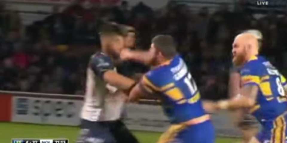 Video: jugador de rugby derriba a un rival de un derechazo