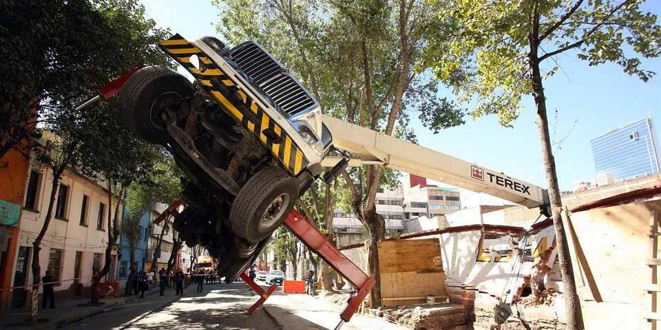 Grúa de CFE daña tres vehículos en la Colonia Juárez Grúa de CFE daña tres vehículos en la Colonia Juárez