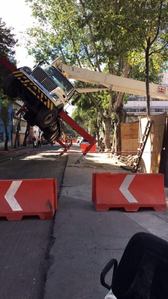 Grúa de CFE daña tres vehículos en la Colonia Juárez - grua-lisboa-1-576x1024