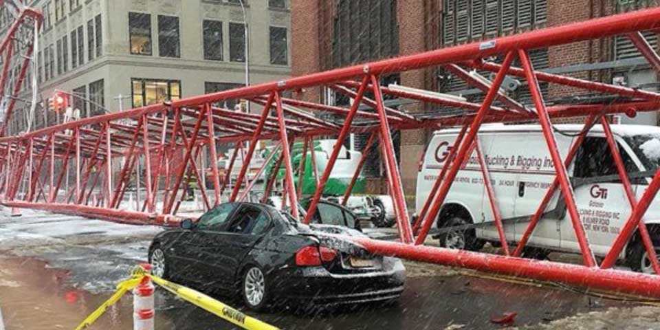 Grúa gigantesca colapsa en Nueva York