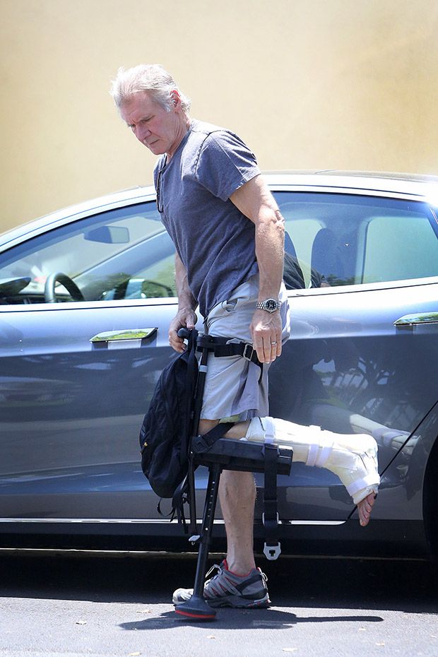 Acusan a productores de Star Wars por lesión de Harrison Ford - harrison-ford-muleta