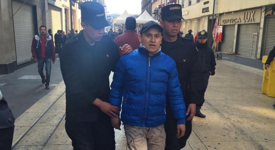 Detienen a hombre que buscaba agredir al papa Francisco