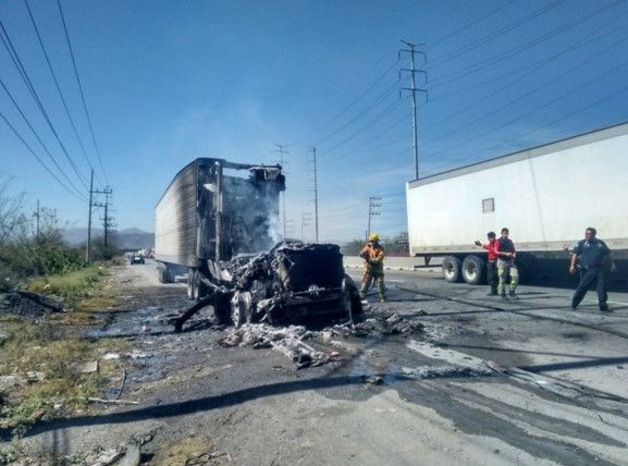 Incendio de tráiler afecta Libramiento Noreste en Nuevo León - incendio-trailer-mty-2feb-lasnoticiasmty