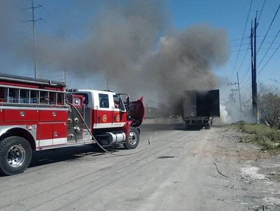 Incendio de tráiler afecta Libramiento Noreste en Nuevo León - incendio-trailer-mty-2feb-terminetorGC