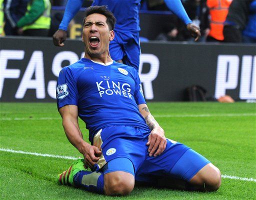 El sorprendente Leicester aumenta su ventaja en la Premier - leonardo-ulloa-1