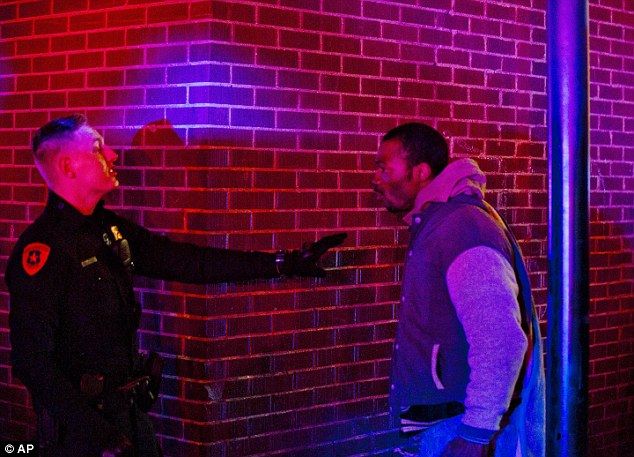 Policías disparan contra joven por llevar un palo de escoba - manifestaciones-salt-lake-city-AP