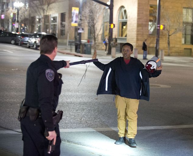 Policías disparan contra joven por llevar un palo de escoba