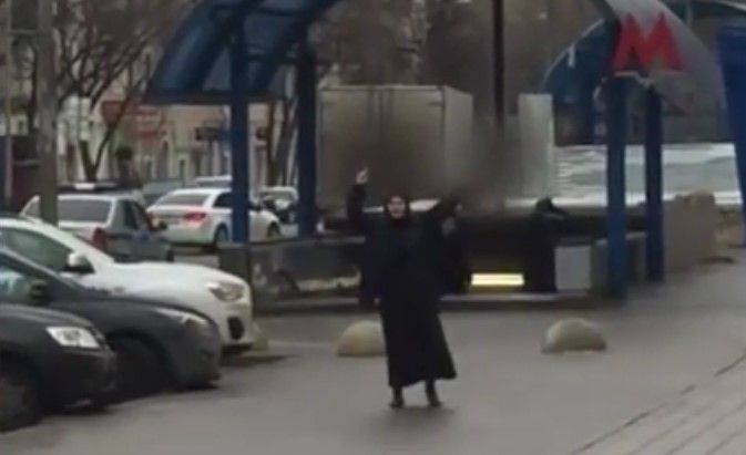 Video: detienen a mujer con cabeza humana en Moscú