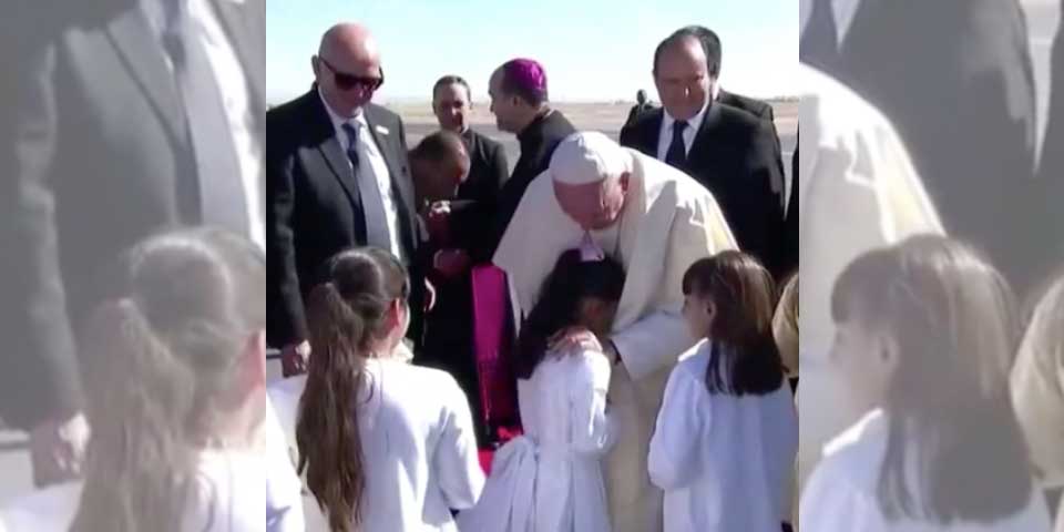 Video: niña llora al saludar al papa Francisco