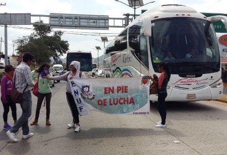 Normalistas vuelven a bloquear la Autopista del Sol - normalistas-autopista-del-sol-24feb-Milenio