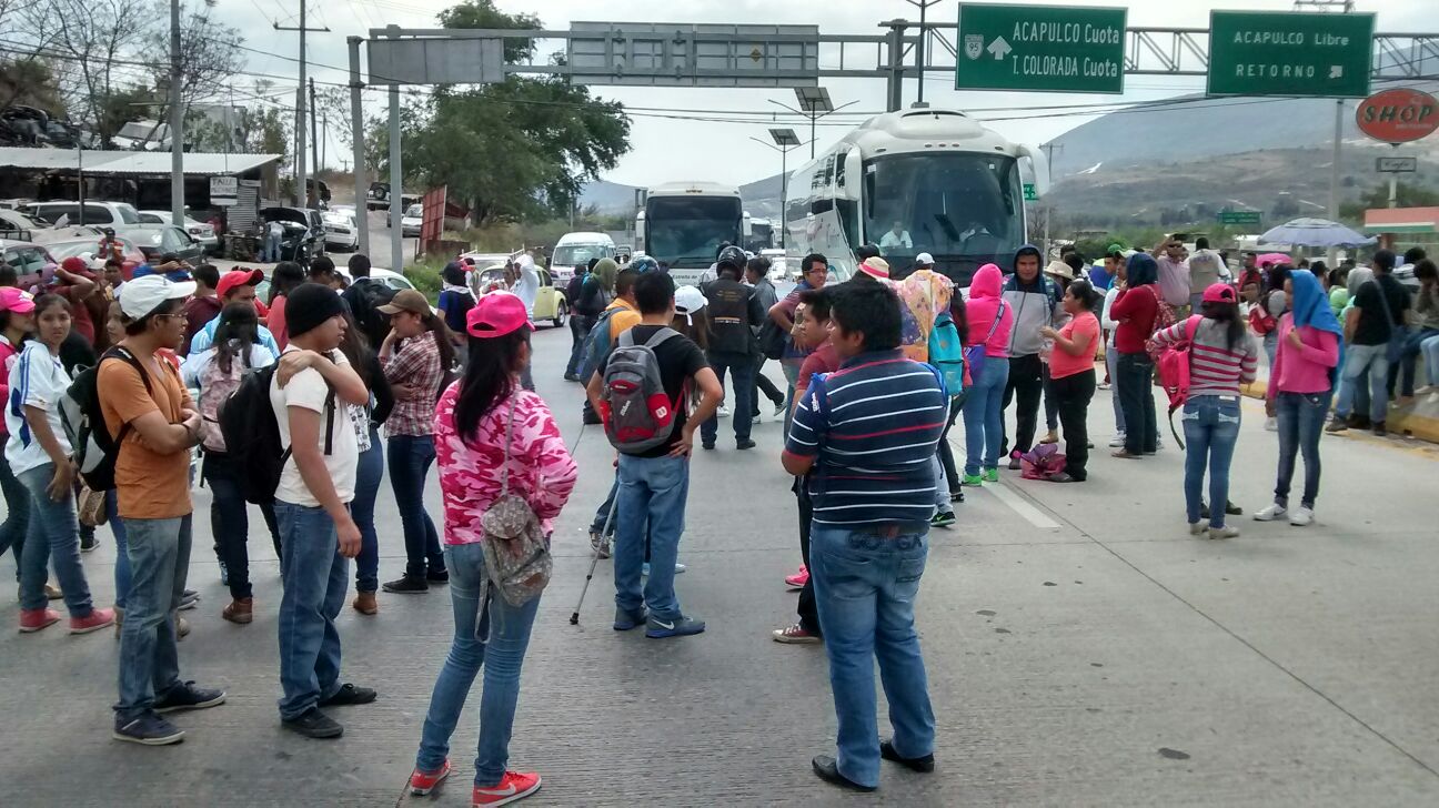 Normalistas vuelven a bloquear la Autopista del Sol - normalistas-autopista-del-sol-24feb-Sur-Acapulco
