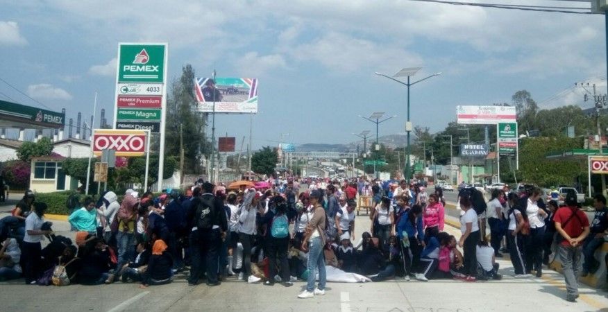 Normalistas vuelven a bloquear la Autopista del Sol - normalistas-autopista-del-sol-24feb-Torress43