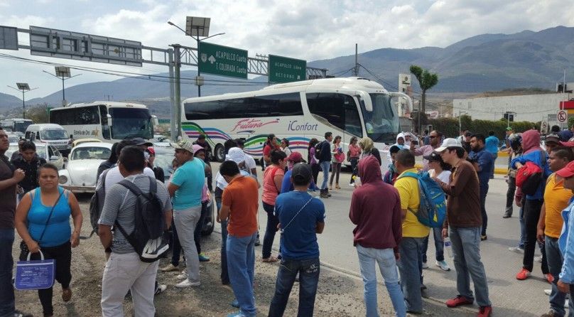 Normalistas vuelven a bloquear la Autopista del Sol