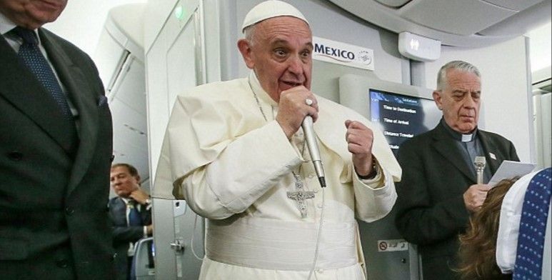 Declaraciones del papa Francisco sobre Trump no fueron personales: vocero - papa-Francisco-vuelo-regreso-18feb-AGP-Getty