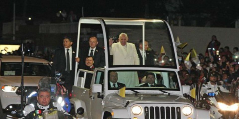 Fieles esperan por horas para ver unos segundos a Francisco