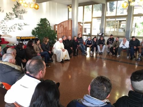 Papa Francisco se recupera y visita a ex drogadictos Papa Francisco se recupera y visita a ex drogadictos