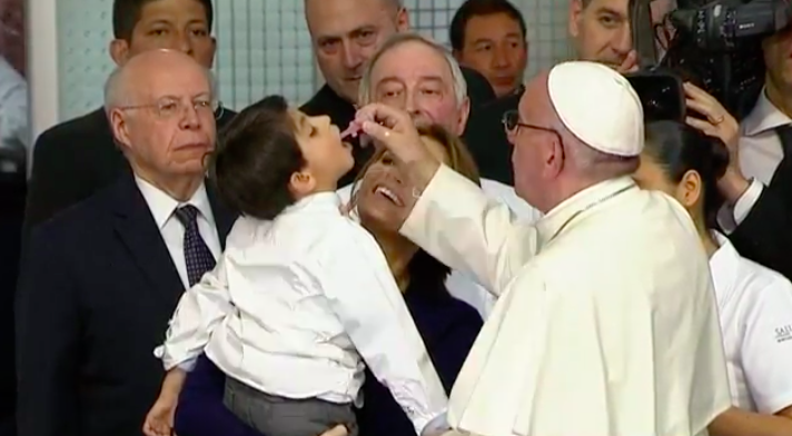 Agradecer y bendecir, actitudes fundamentales: papa Francisco