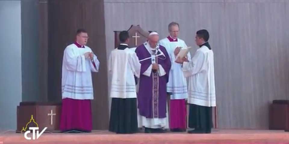 Oficia misa el papa Francisco en Ecatepec