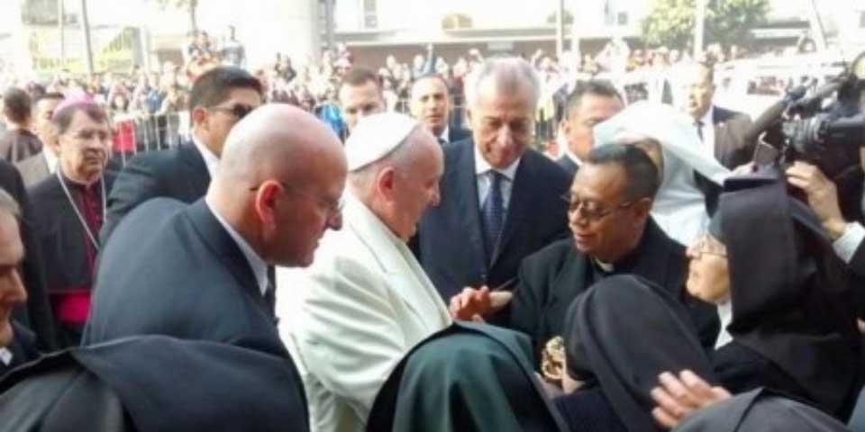 El papa Francisco saluda a monjas durante traslado a Ecatepec