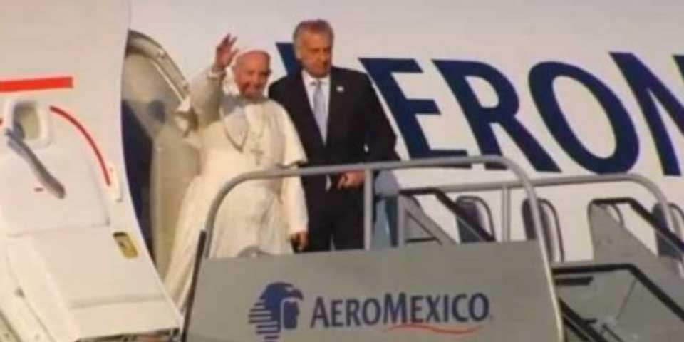 Reciben al papa Francisco con retrato viviente en Morelia