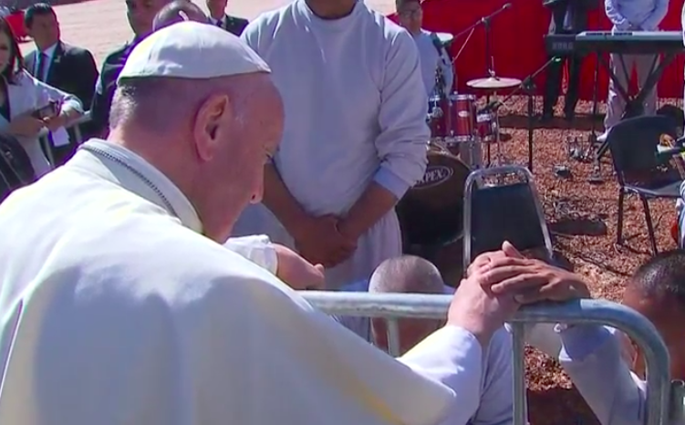 Cárceles son un síntoma de cómo está la sociedad: papa Francisco - papa-francisco-reos-musicos-3