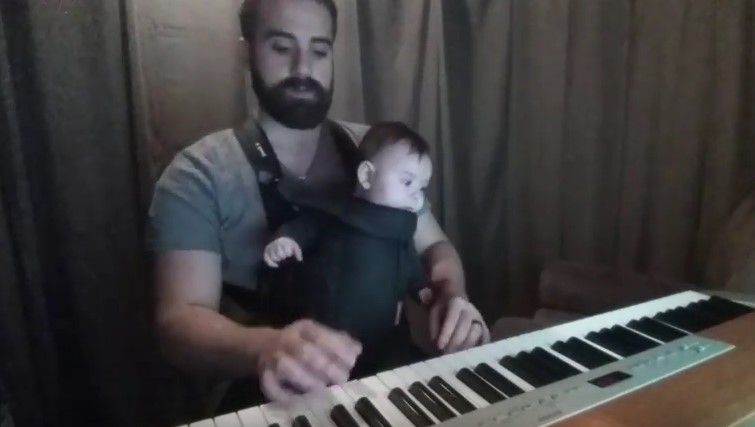 Video: padre toca canción de cuna para hijo enfermo