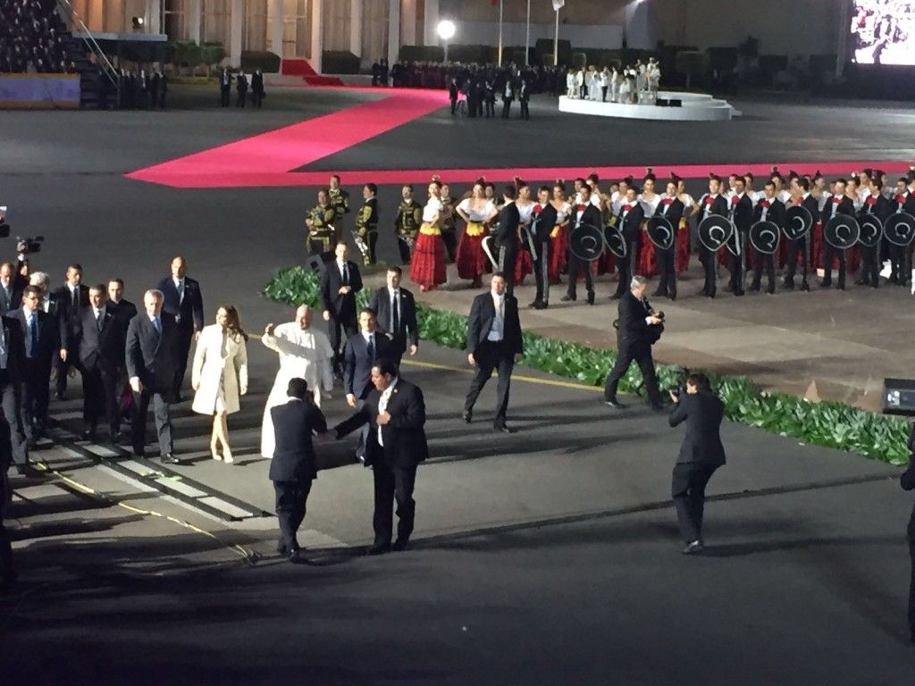 La llegada del papa Francisco en imágenes - papaenmex-12feb-lauragarza3-1024x768