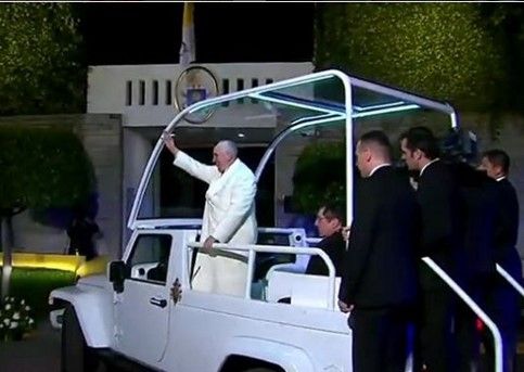 La llegada del papa Francisco en imágenes - papaenmex-12feb-olmeca_diario
