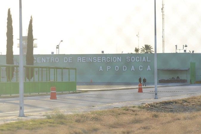 Suspenden a tres funcionarios del penal de Apodaca