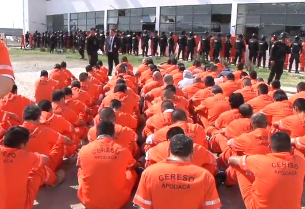 Encuentran droga, pantallas y objetos metálicos en penal de Apodaca