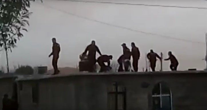 Video: policías de Saltillo golpean a jóvenes en azotea Video: policías de Saltillo golpean a jóvenes en azotea