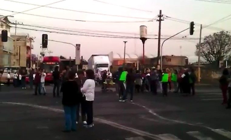 Vecinos de Iztacalco se manifiestan por falta de agua