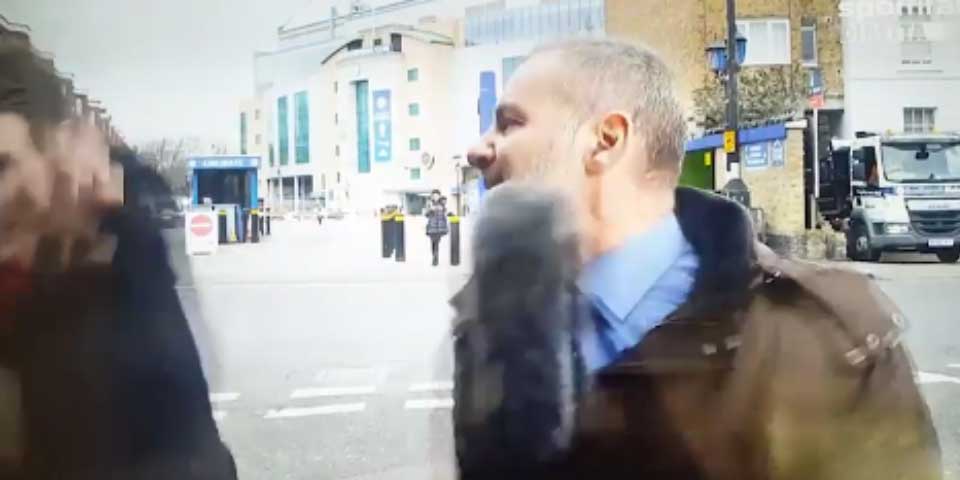 Video: reportero ataca a aficionado en plena transmisión Video: reportero ataca a aficionado en plena transmisión