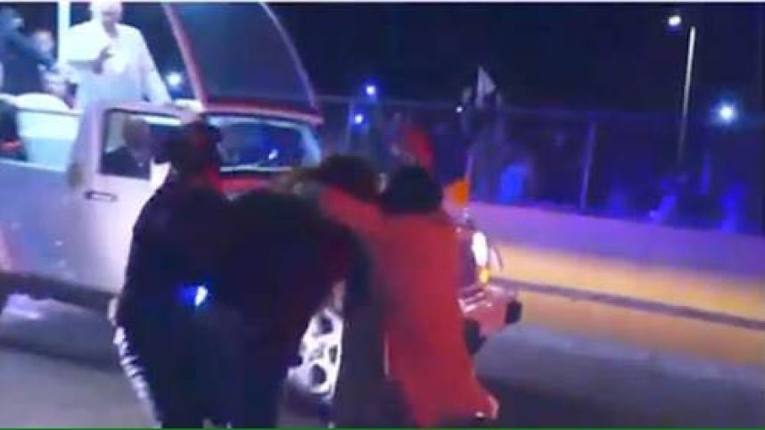 La llegada del papa Francisco en imágenes - rompe-cerco-de-seguridad