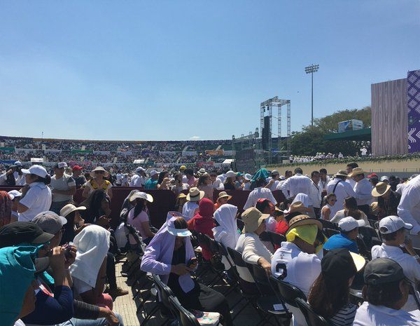 Miles esperan bajo el sol al papa Francisco en Chiapas - sol-calor-chiapas-papa-francisco-2