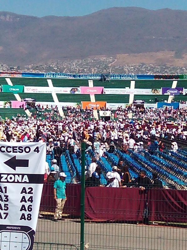 Miles esperan bajo el sol al papa Francisco en Chiapas - sol-calor-chiapas-papa-francisco-3
