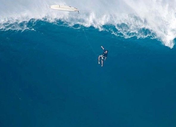 Video: surfista cae desde ola de 12 metros