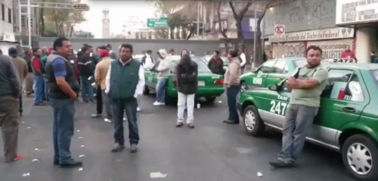 Taxistas bloquean Bucareli por iniciativa de ley en SLP