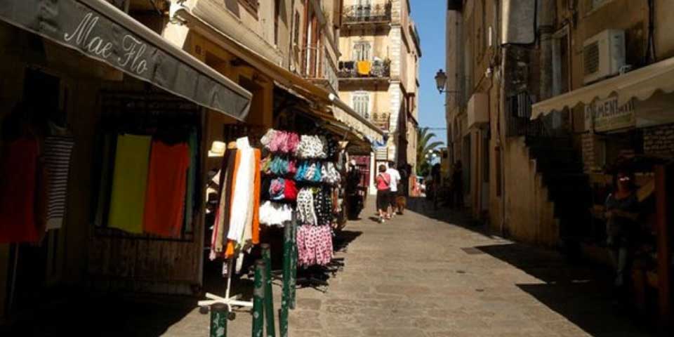 Atacan establecimientos musulmanes de isla en Francia