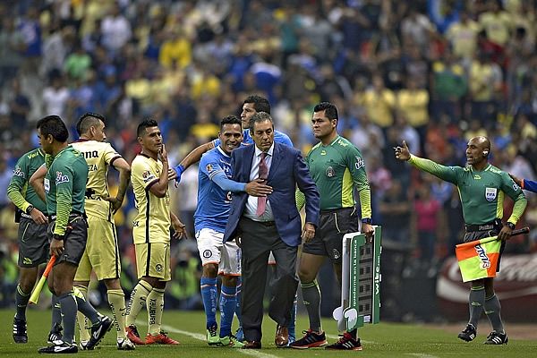 Suspenden dos partidos a Tomás Boy - tomas-boy-se-enfrasco-en-pleito-con-la-banda-del-america-0