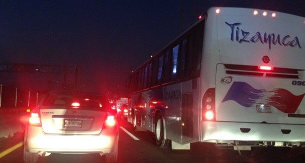 Tráfico por volcadura que dejó 12 heridos en la México-Pachuca Tráfico por volcadura que dejó 12 heridos en la México-Pachuca