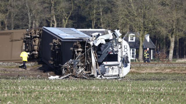 Un muerto por descarrilamiento de tren en Holanda - tren-descarrilado-holanda-ANP