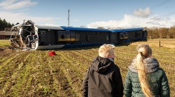 Un muerto por descarrilamiento de tren en Holanda - tren-descarrilado-holanda-Dalfsen4