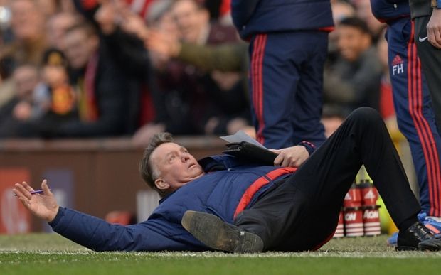 Ridículo de Van Gaal en partido contra el Arsenal