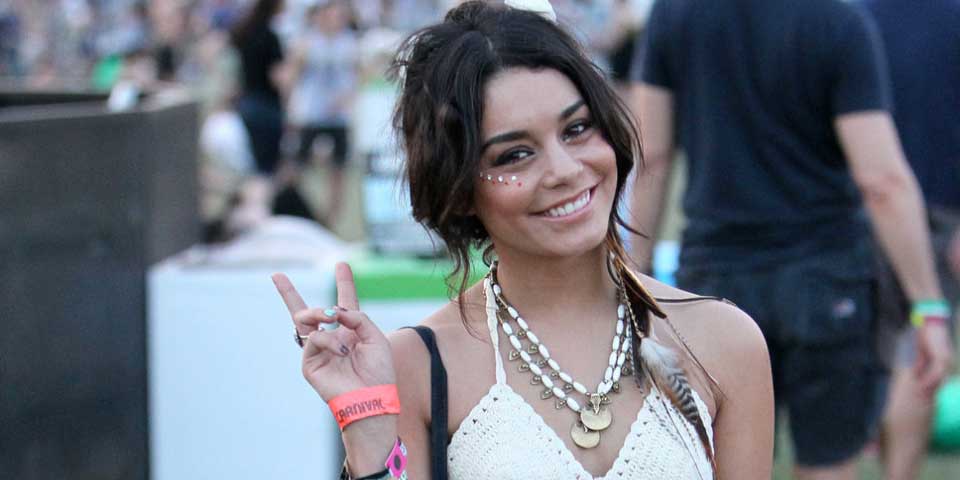 Investigan a Vanessa Hudgens por tallar en roca protegida