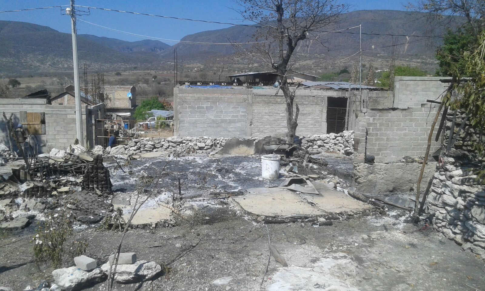 Queman casas y se llevan a tres familias en balacera de Xochipala