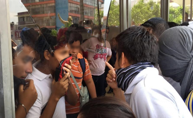 Normalistas vandalizan palacio municipal de Tapachula