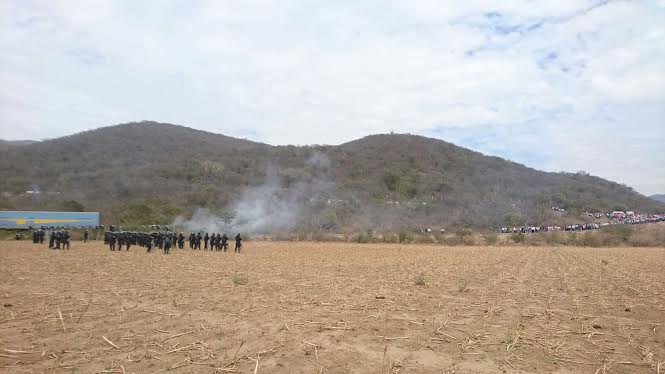 Policías federales se enfrentan a la CNTE en Oaxaca - 08d7d655-d8ce-4dfe-bb8e-60c81ef168f0